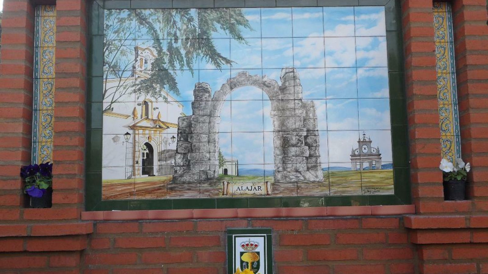 Mural con la imagen de la Peña de Arias Montano de Alájar.
