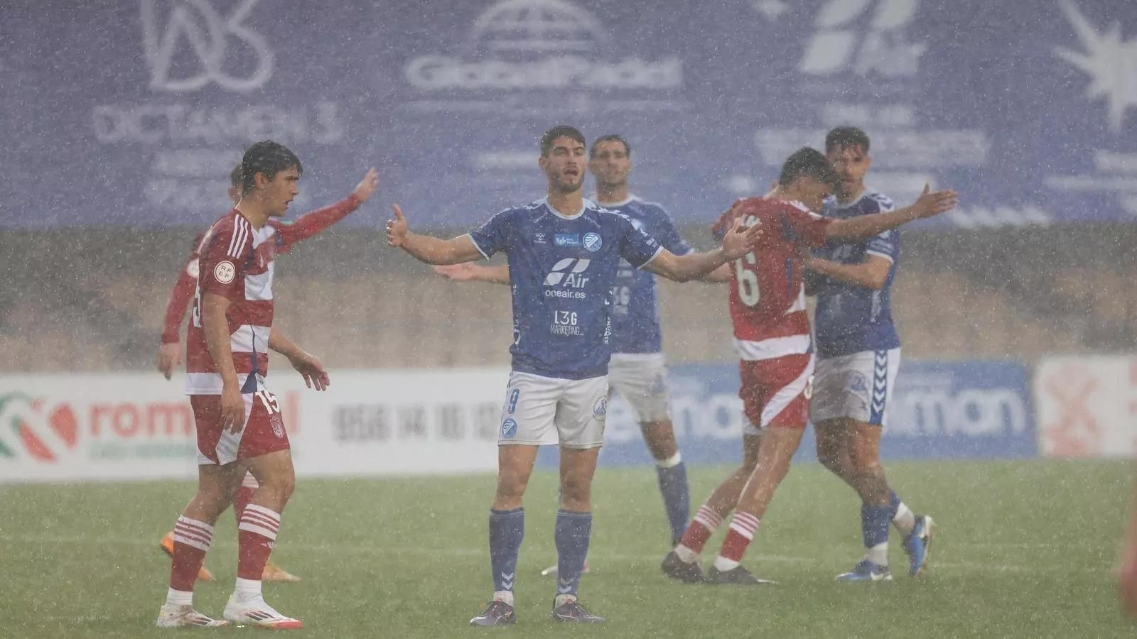 Abraham, autor del 1-0, bajo una manta de agua impresionante.