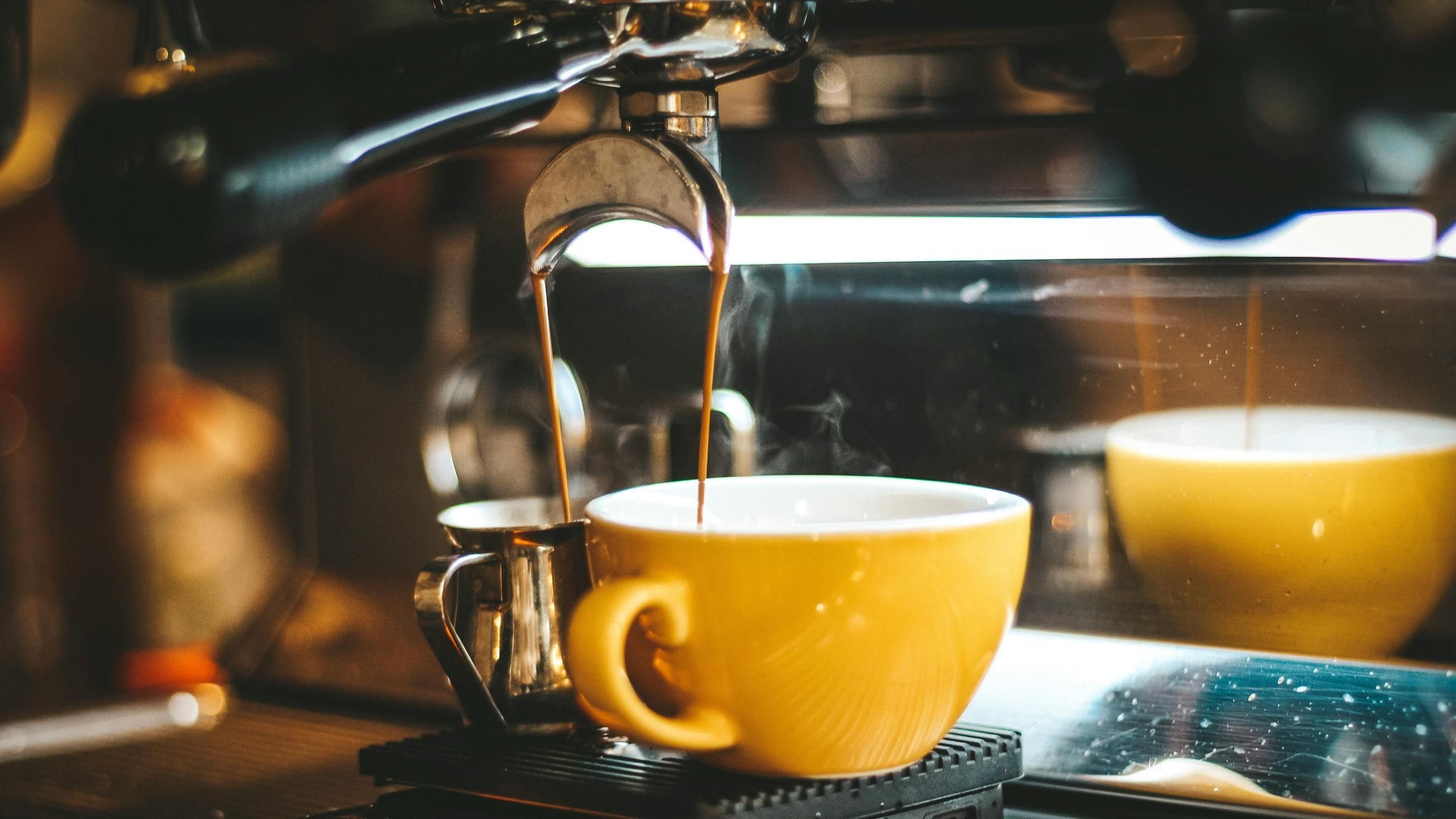 Prepara auténticos cafés de barista profesional sin esfuerzo gracias a las cafeteras mejor valoradas de este 2025