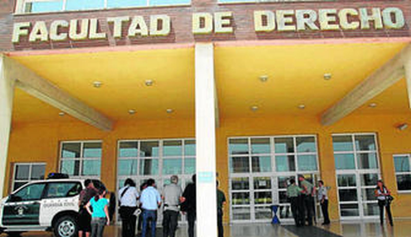 Varios periodistas en la puerta de la facultad de Derecho durante la detención del profesor de la UMA en julio de 2010.