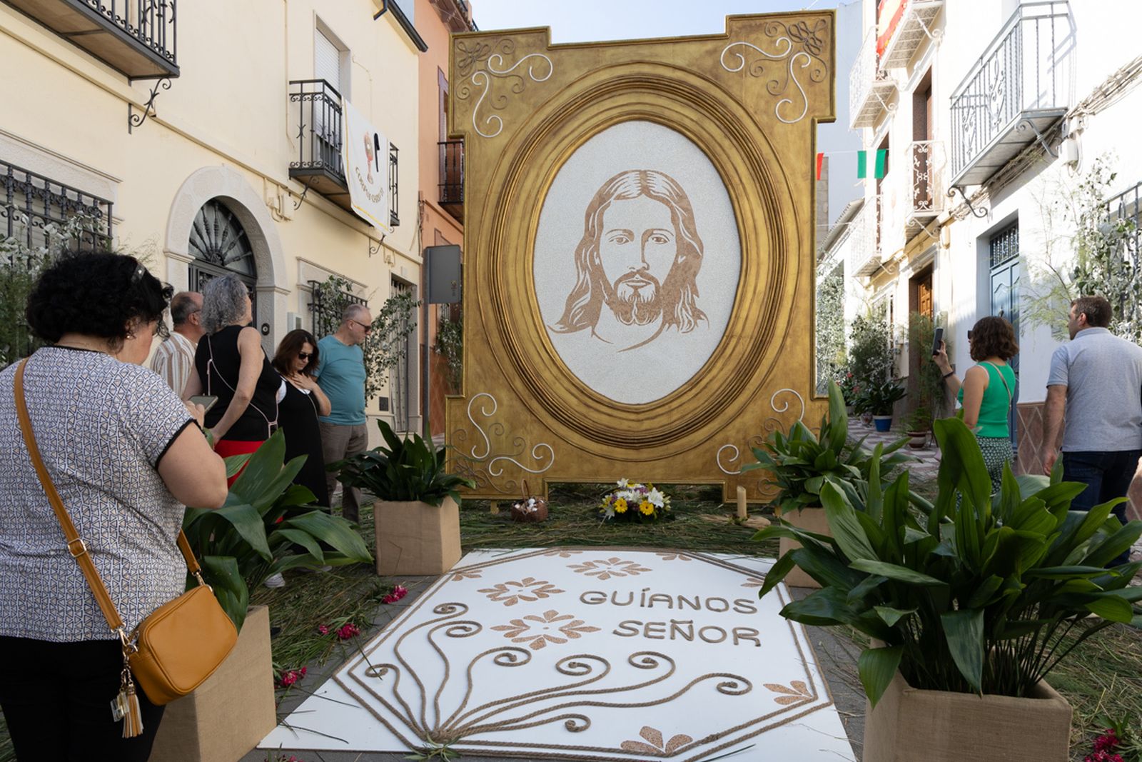 Los vecinos de Villardompardo exponen las obras de su Corpus un año más, en imágenes