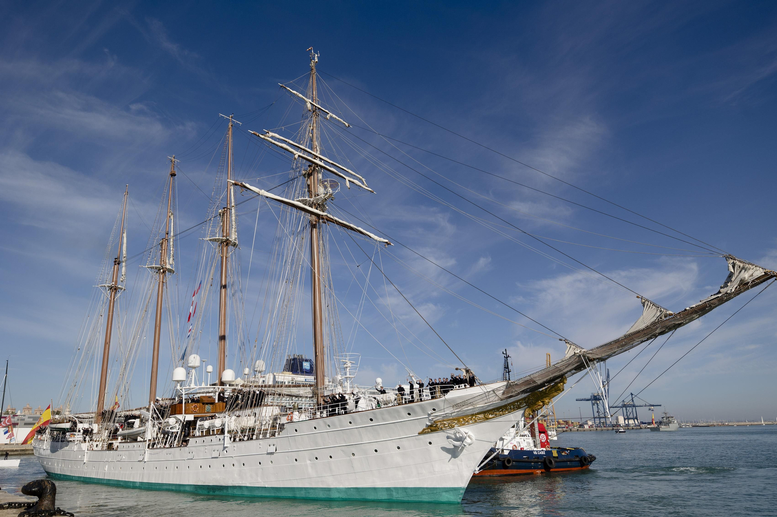 Las imágenes de la salida del buque  "Juan Sebastián de Elcano" del muelle de Cádiz.