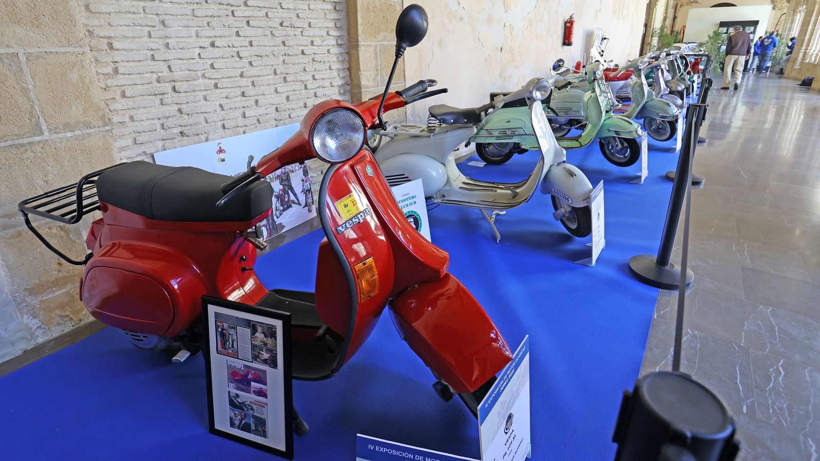 Exposición de motos clásicas en los Claustros