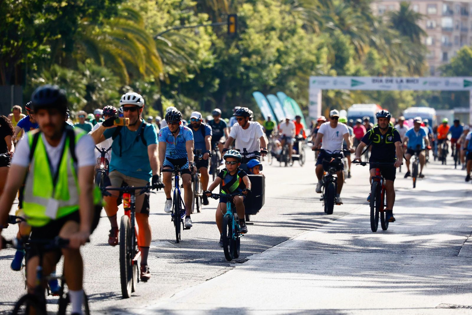 Cientos de ciclistas toman Málaga en el Día de la Bici, en imágenes