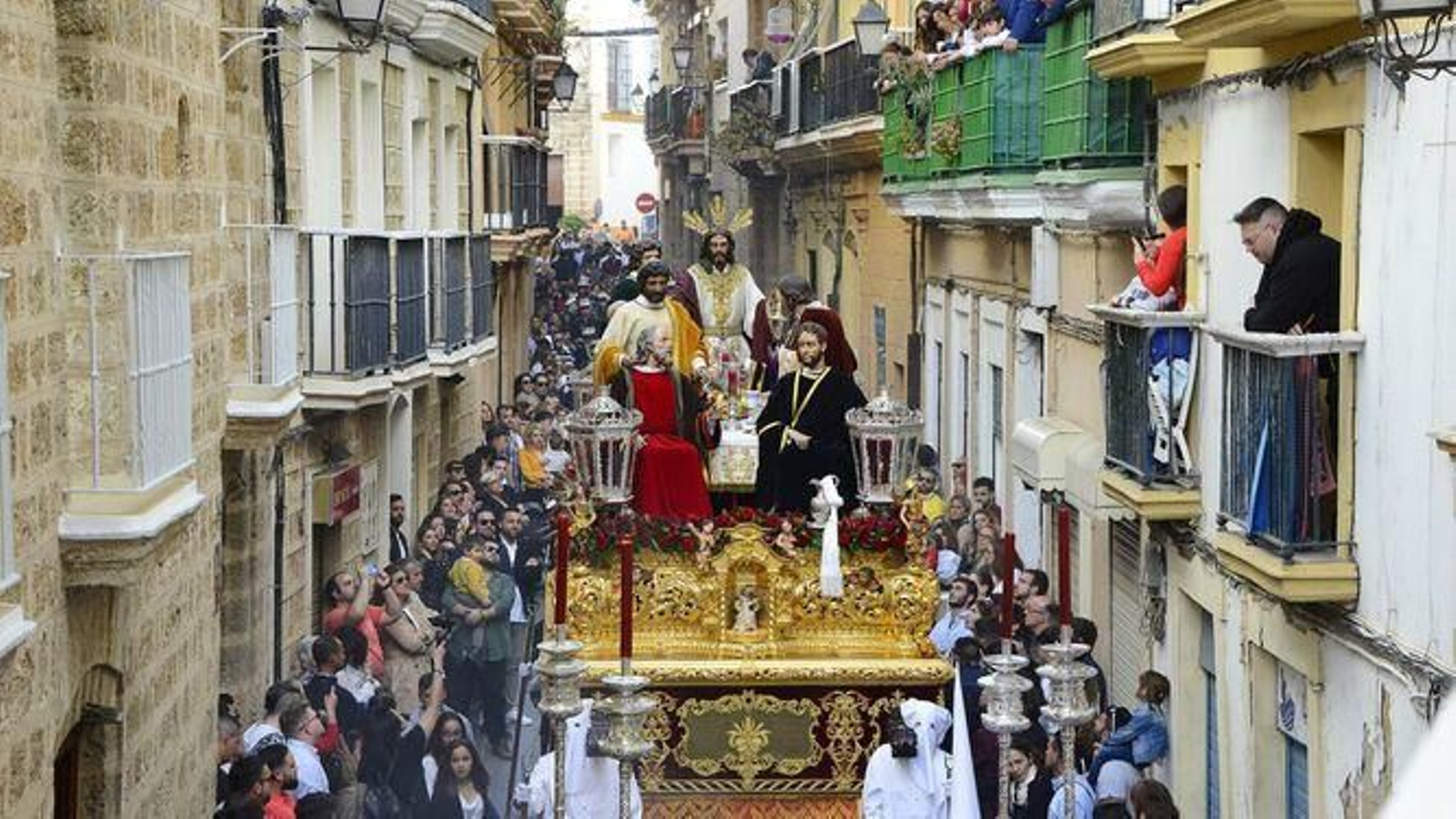El paso de misterio de la Sagrada Cena, por la calle Sopranis.
