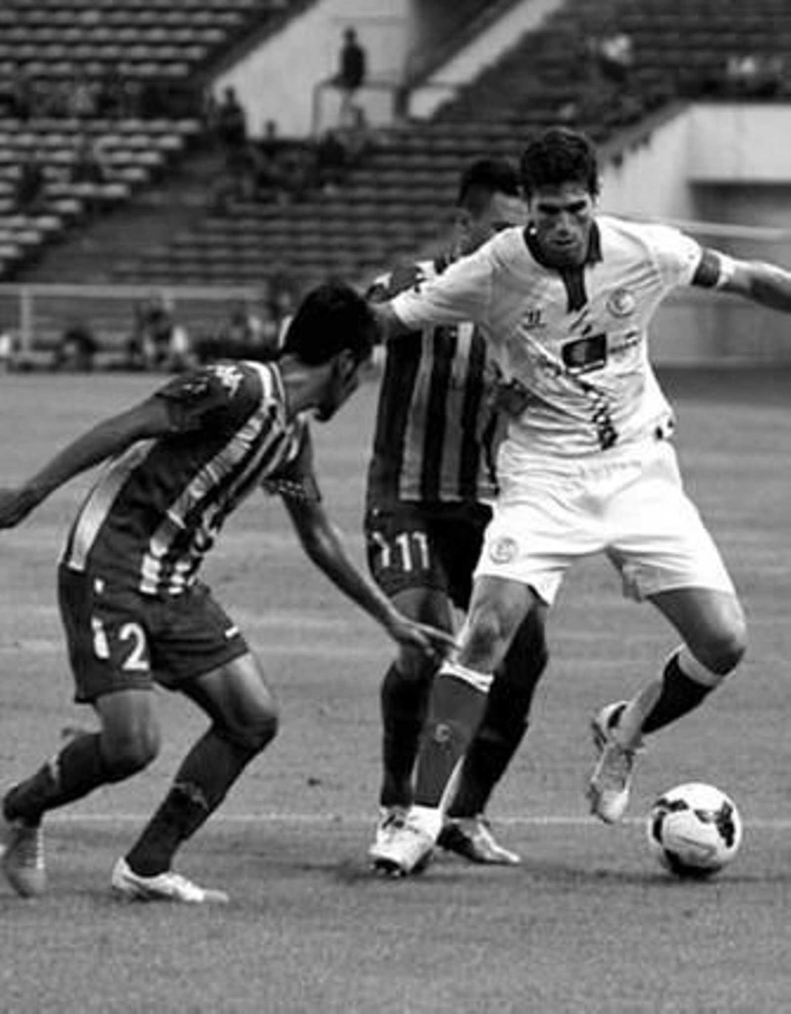 Fazio aguanta la pelota ante la presión de dos rivales en el amistoso de ayer.