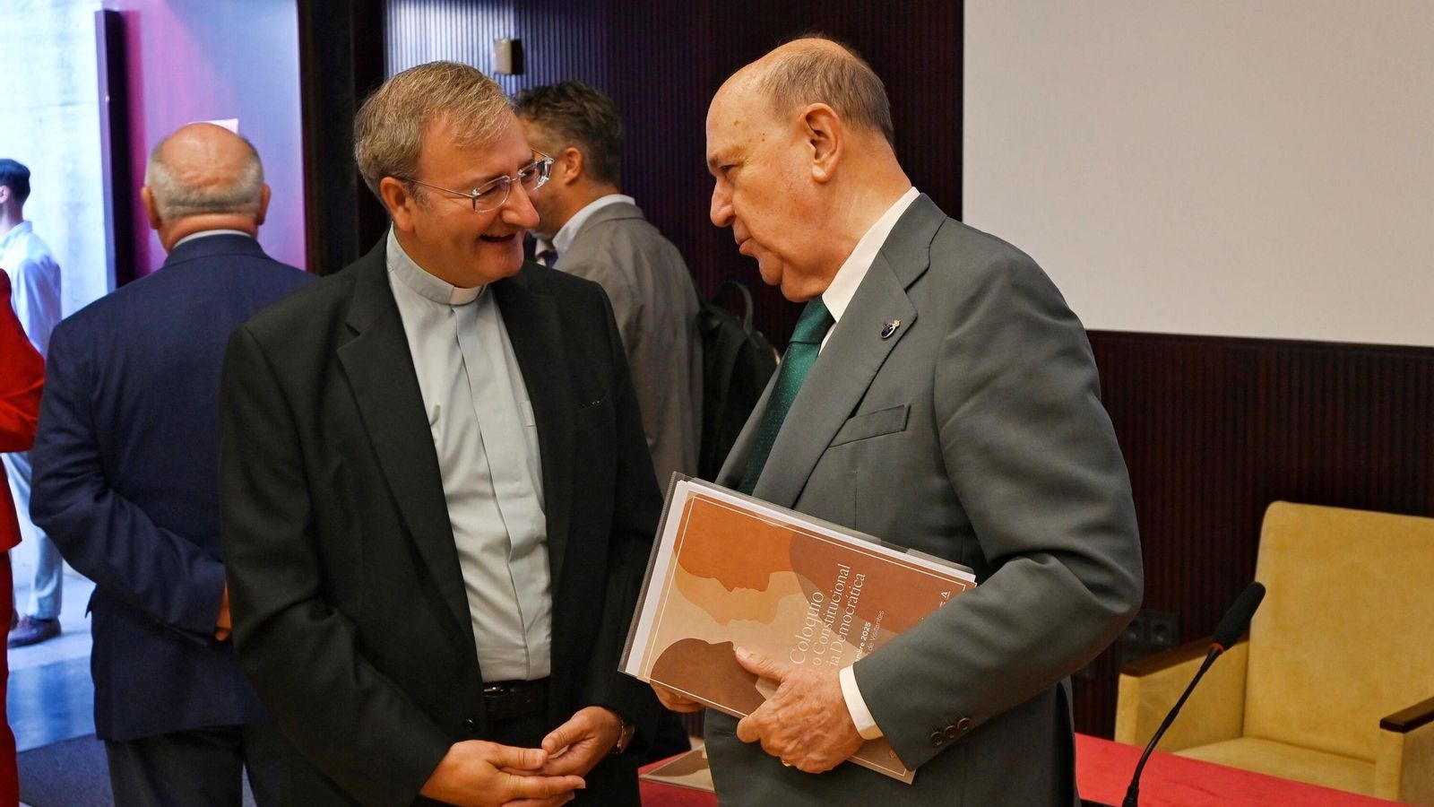 Joaquín Alberto Nieva conversa con Andrés Ollero.