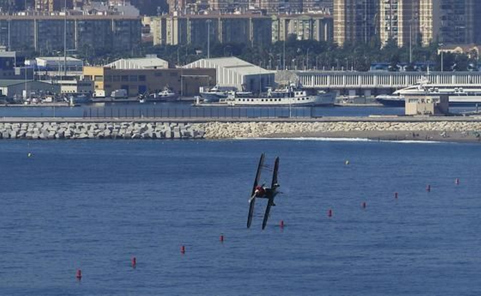 El II Festival Aéreo Internacional de Málaga, donde han participado 35 aeronaves y 90 pilotos, ha contado con la presencia de más de 250.000 personas.

Foto: Yolanda Montiel