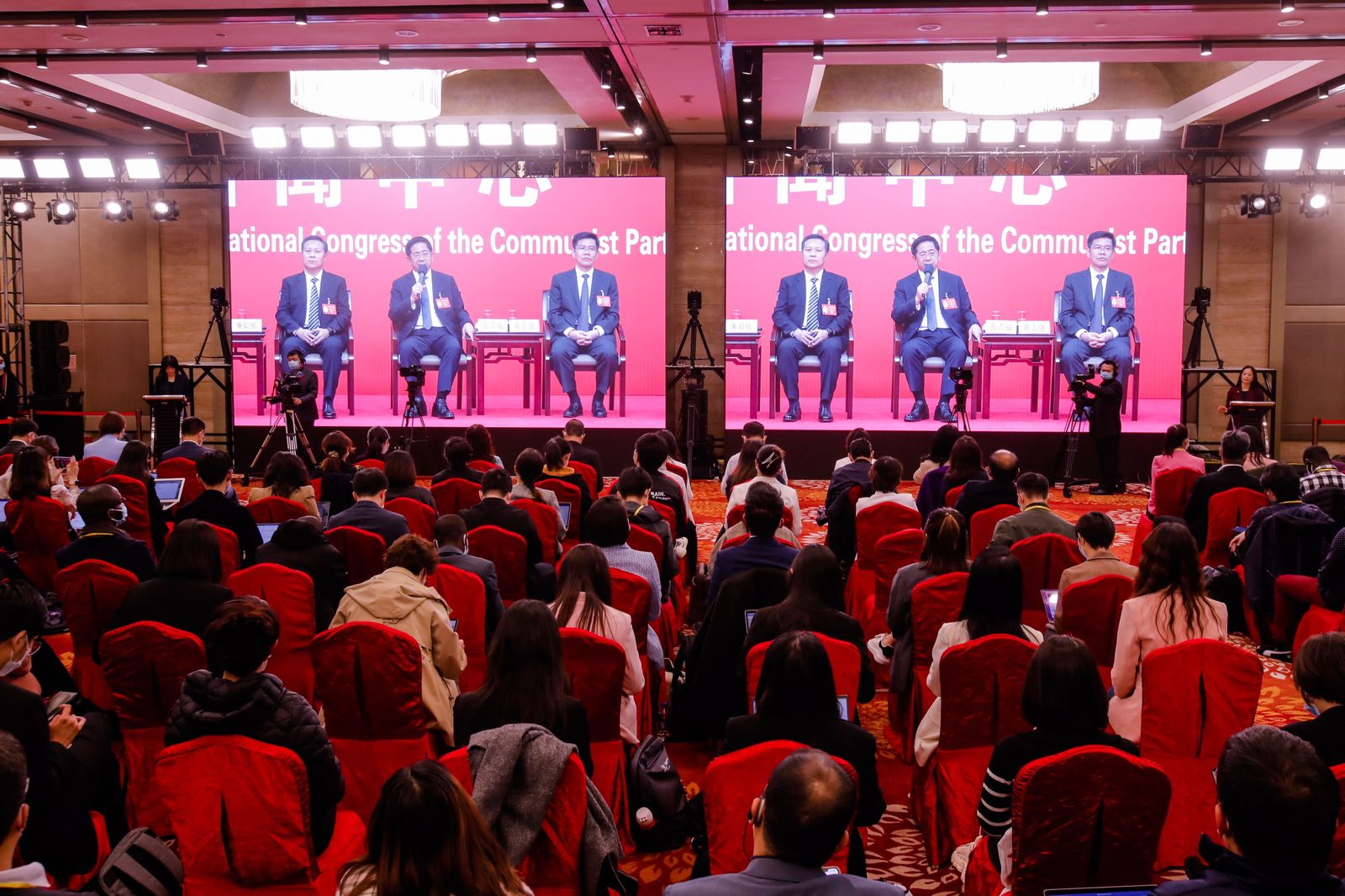 Portavoces de las delegaciones participantes  en el XX Congreso del Partido Comunista.