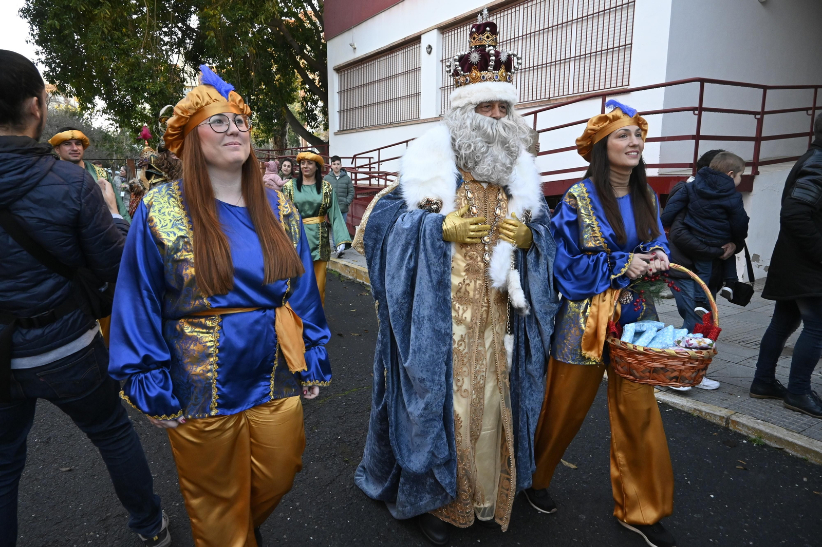 Visita de los Reyes Magos a los ancianos de los asilos de Huelva, en imágenes