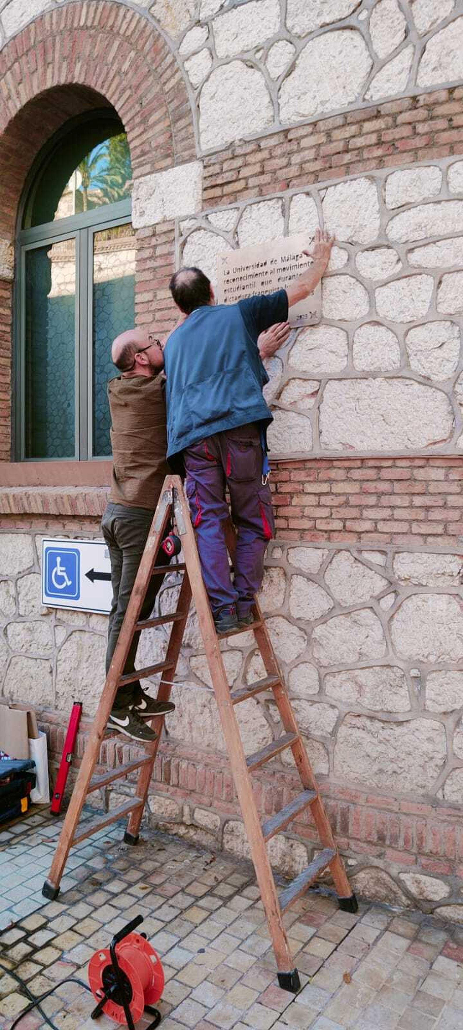 Colocación de la placa que se descubre este miércoles en el Rectorado de la UMA
