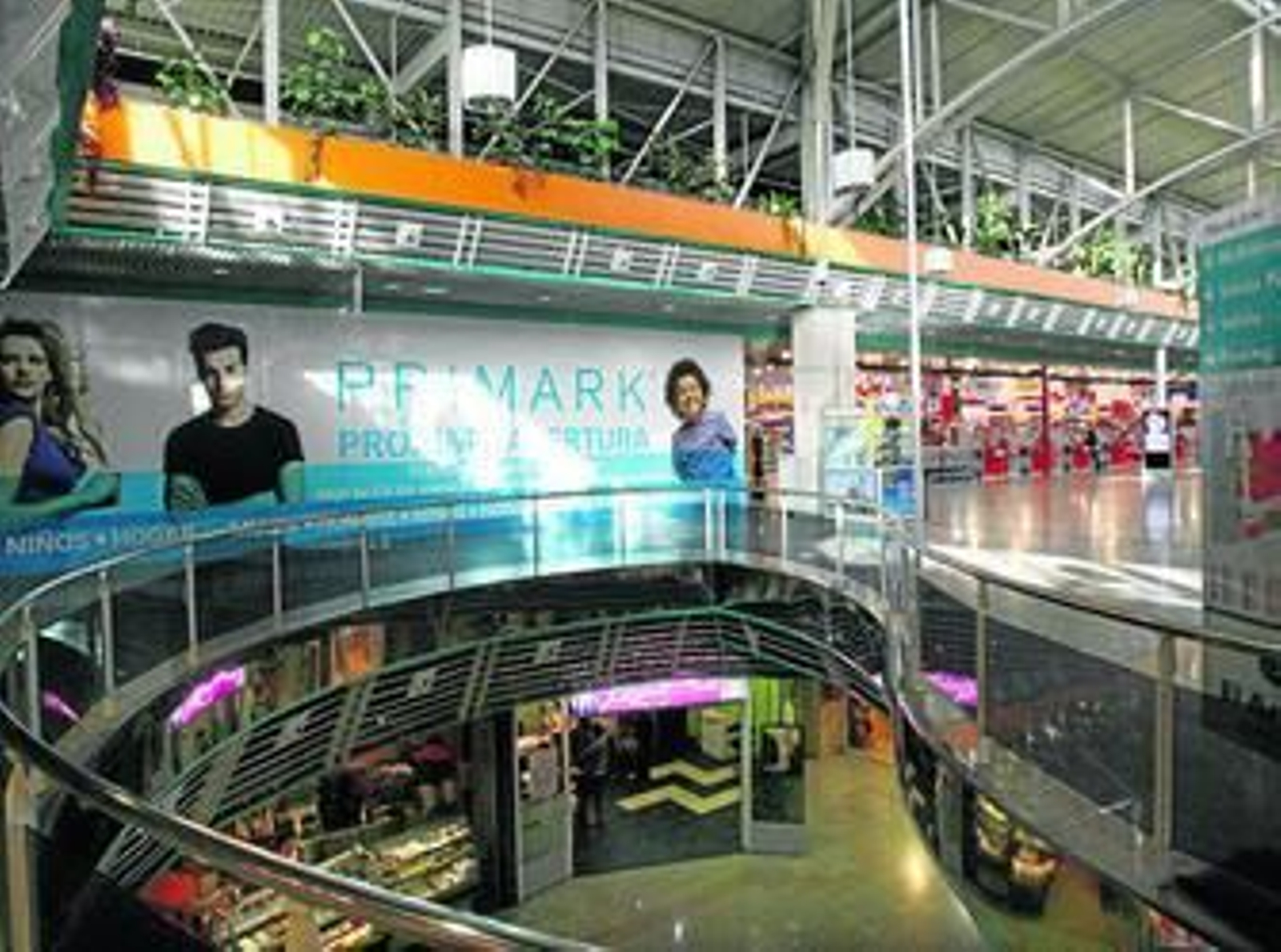 Varios carteles en el interior del centro comercial anuncian la próxima apertura.