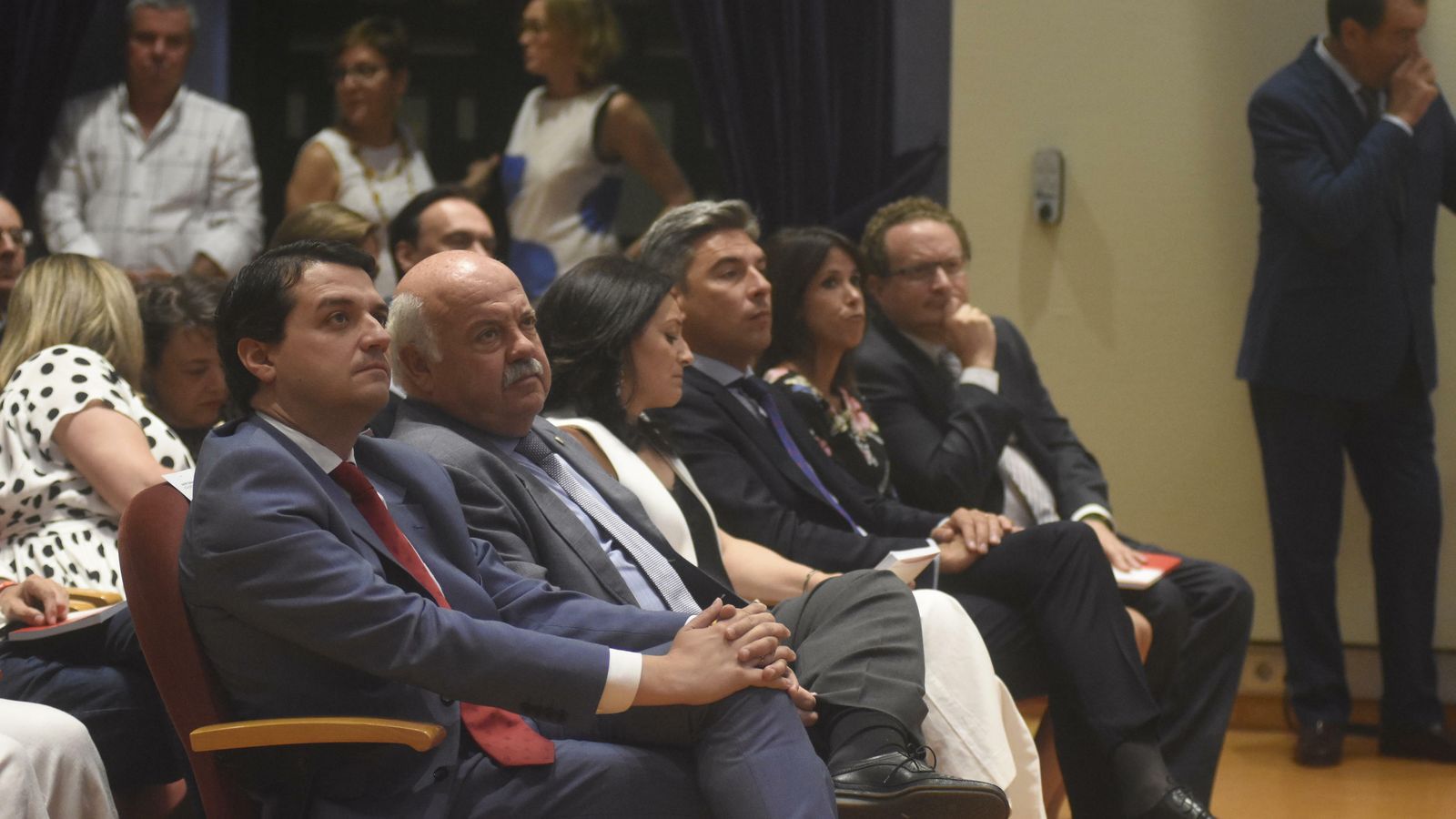 El alcalde de Córdoba, José María Bellido, junto al consejero Jesús Aguirre y a otras personalidades