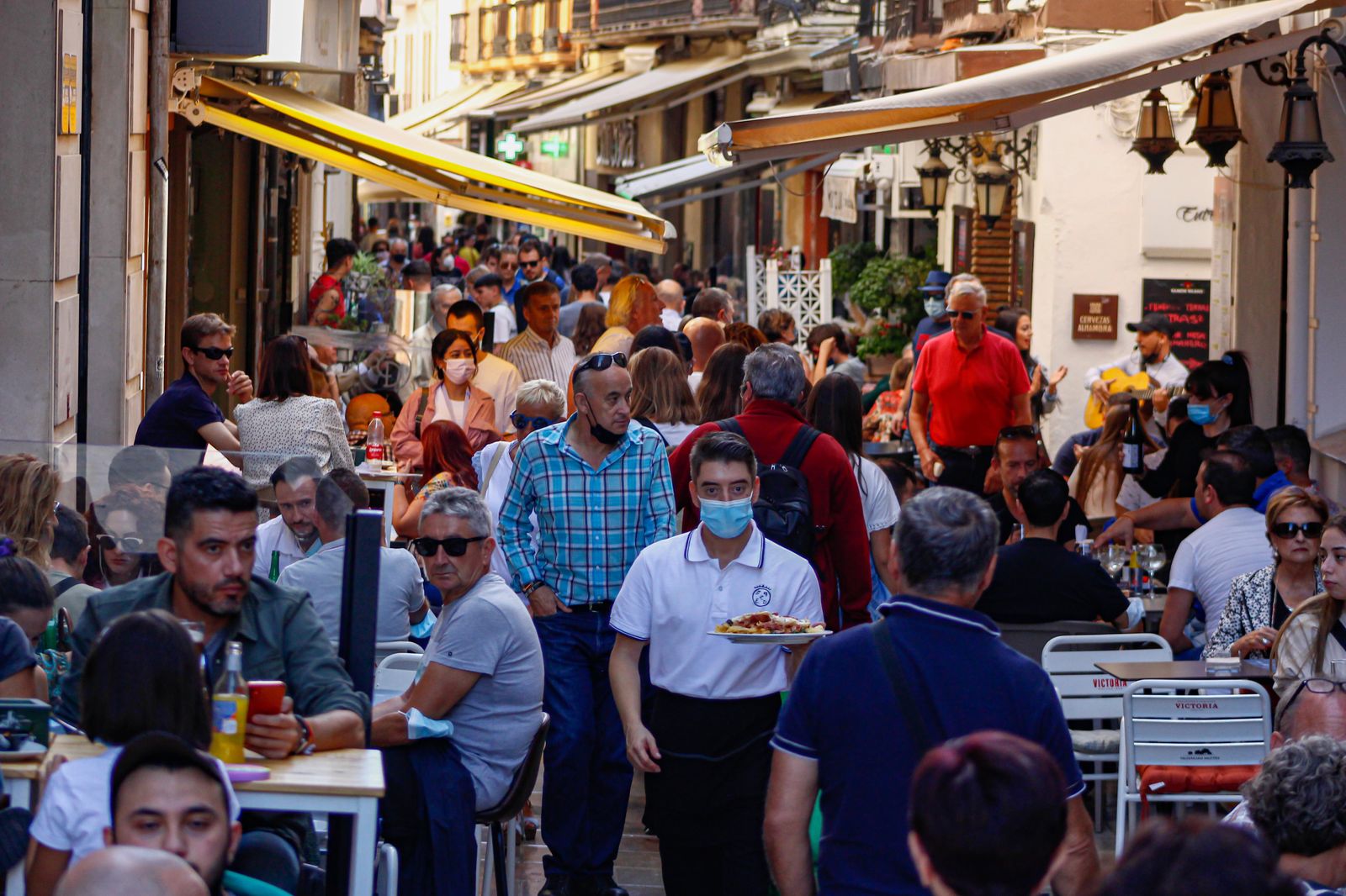 Sonrisas de recuperación: Granada se desborda de turismo y vida por el puente