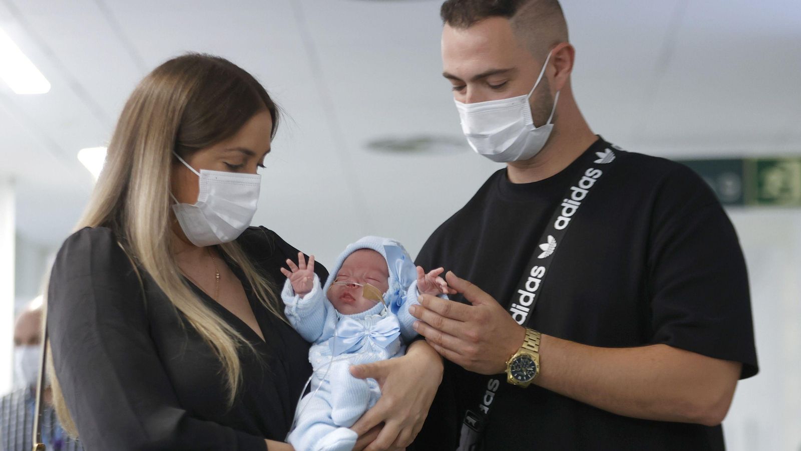 Jesús, con sus padres, Tamara y Jesús.