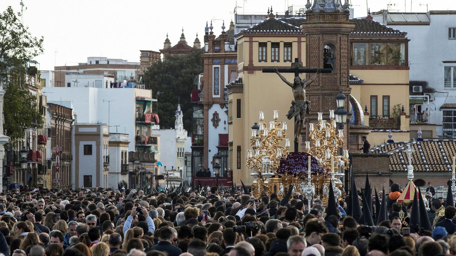 Uno de los instantes de la Semana Santa sevillana.