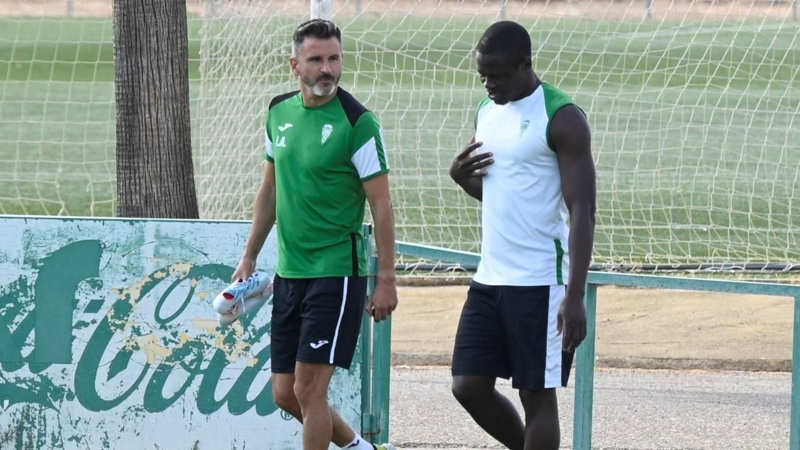 Iván Ania charla con Fomeyem en el entrenamiento del Córdoba CF de este martes en la Ciudad Deportiva.