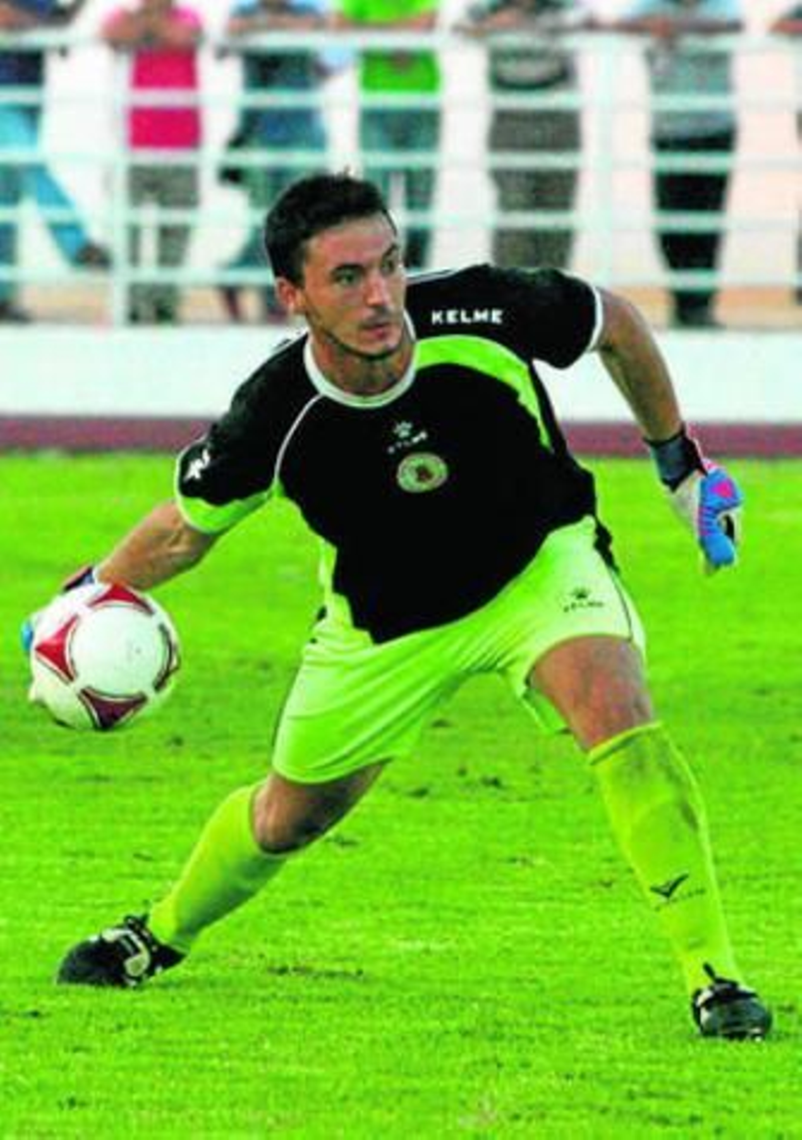 Goito saca con las manos en el partido del domingo.