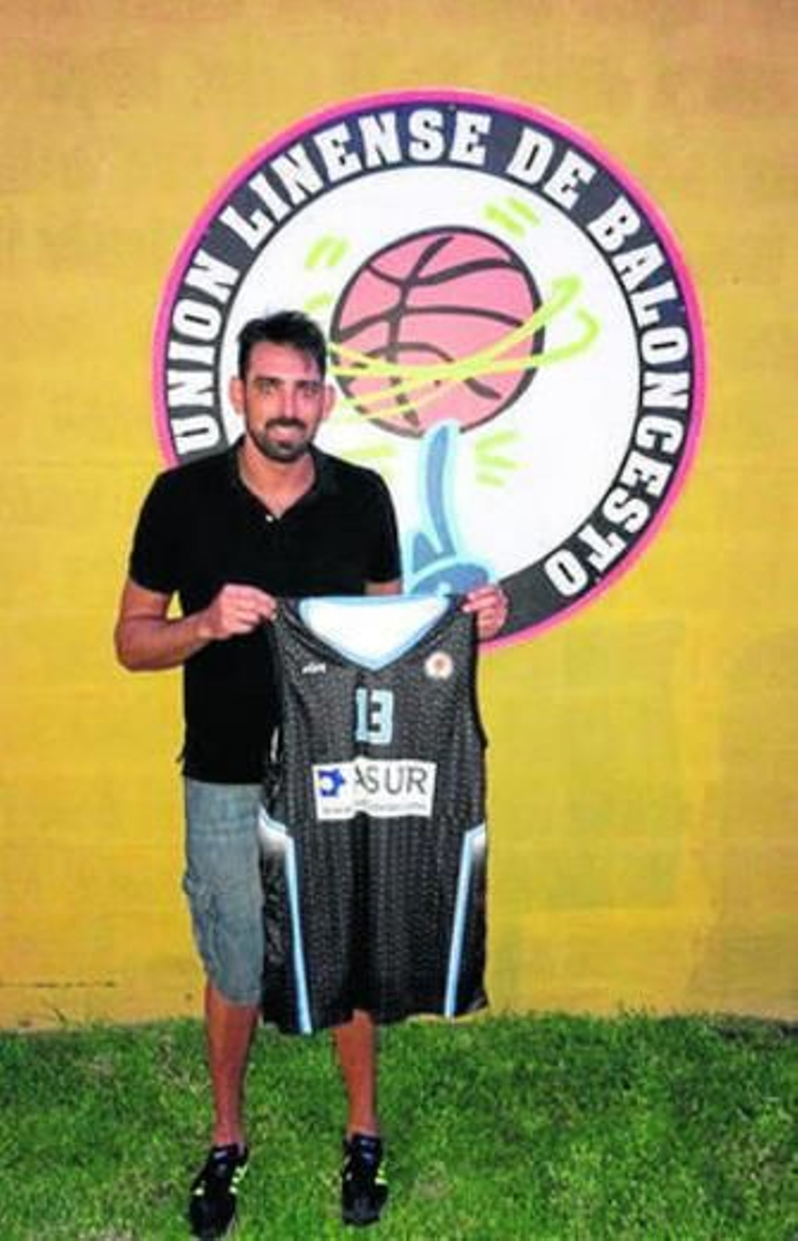 Toni Carrera posa con la camiseta de la ULB.