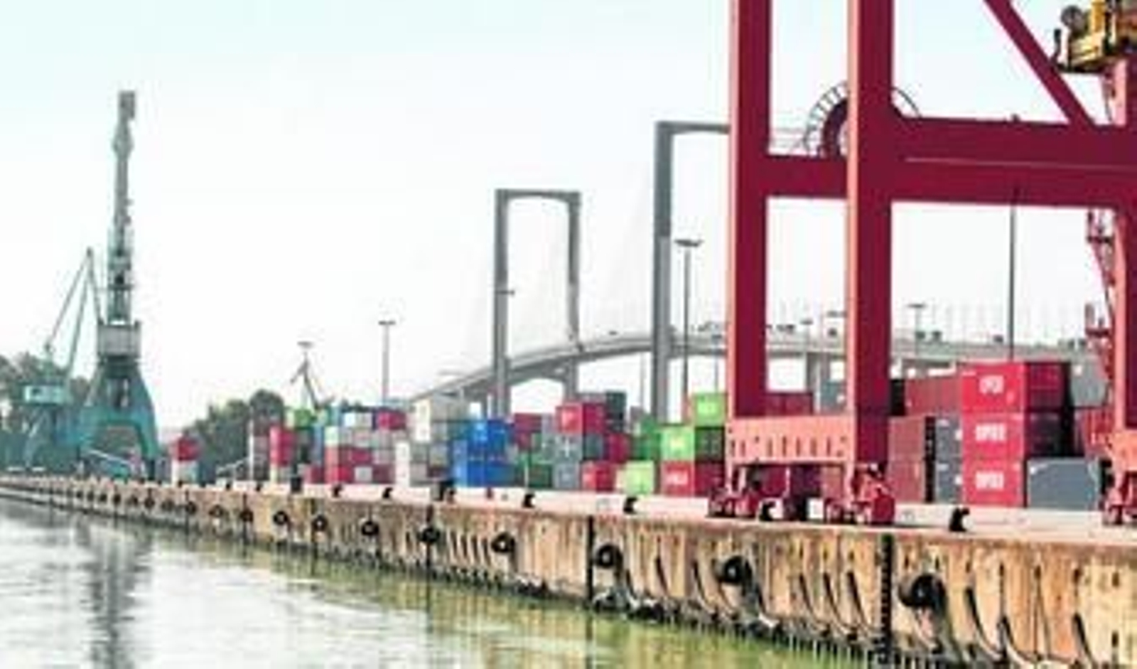 El Muelle del Centenario, en la dársena del Batán, donde está la terminal de contenedores, la terminal ferroviaria y la rampa para carga y descarga.