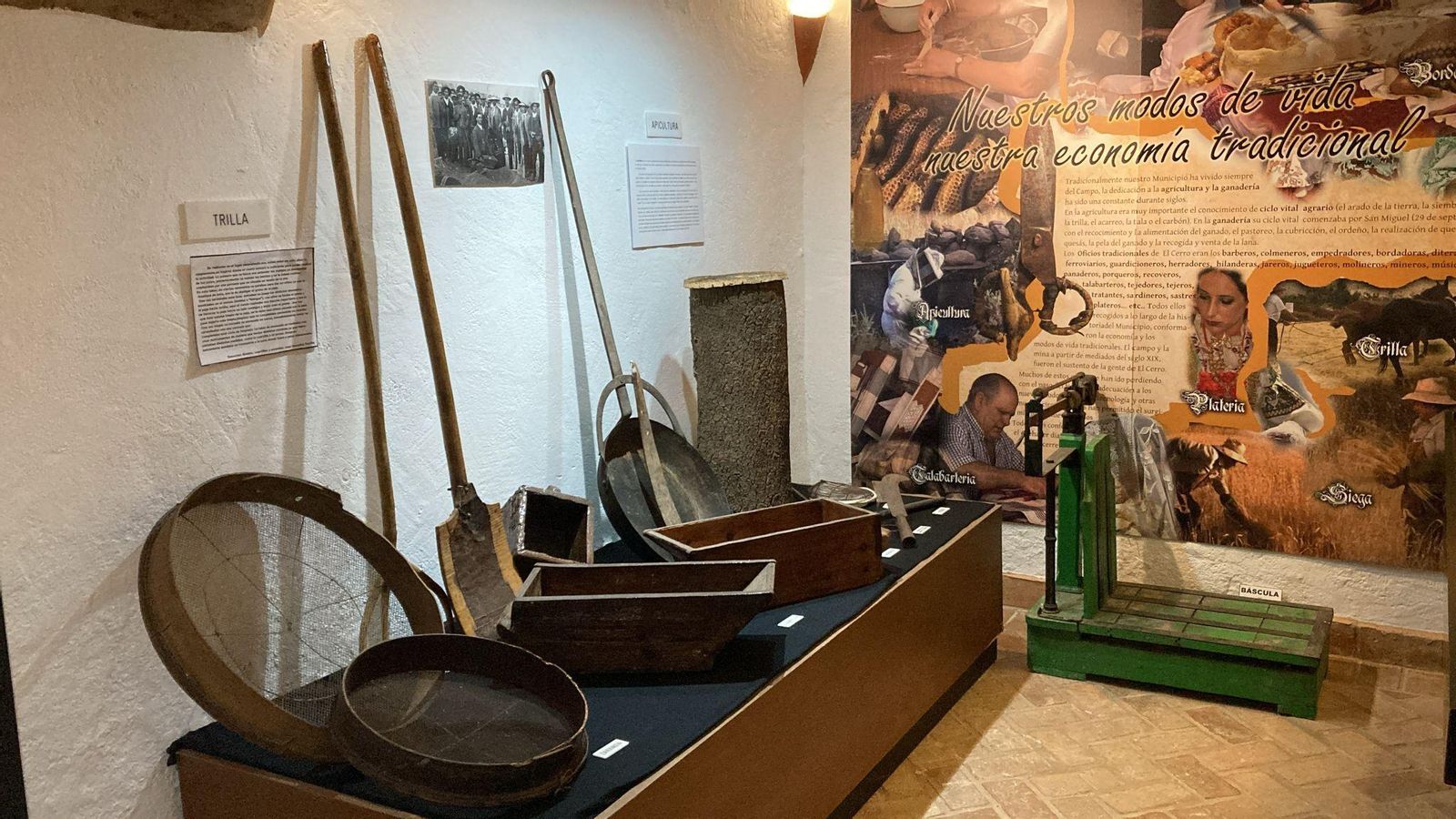 Exposición en el Museo Etnográfico del Cerro de Andévalo sobre economía tradicional.