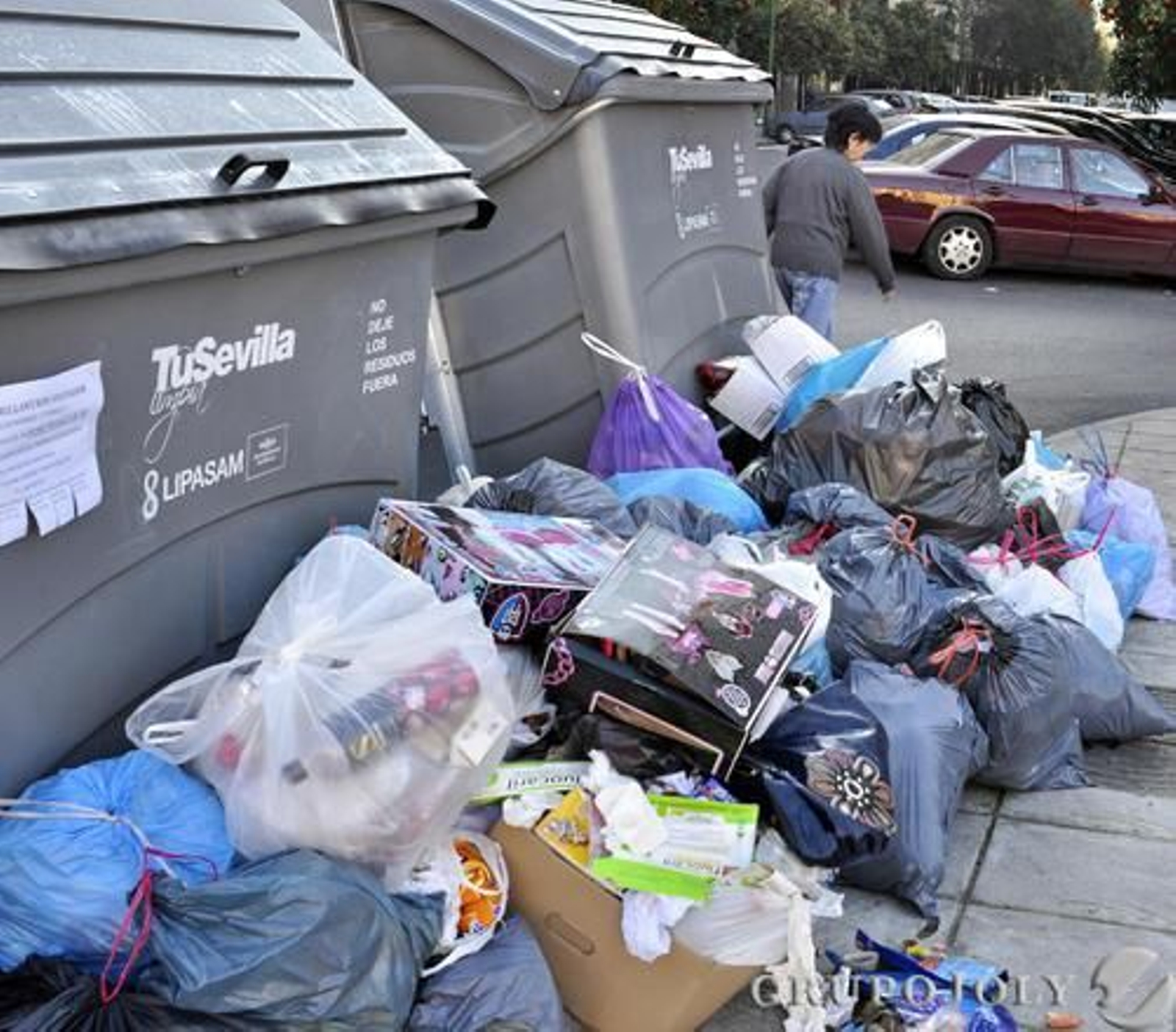 Basura acumulada en las calles en el quinto día de huelga de Lipasam.

Foto: Manuel Gomez
