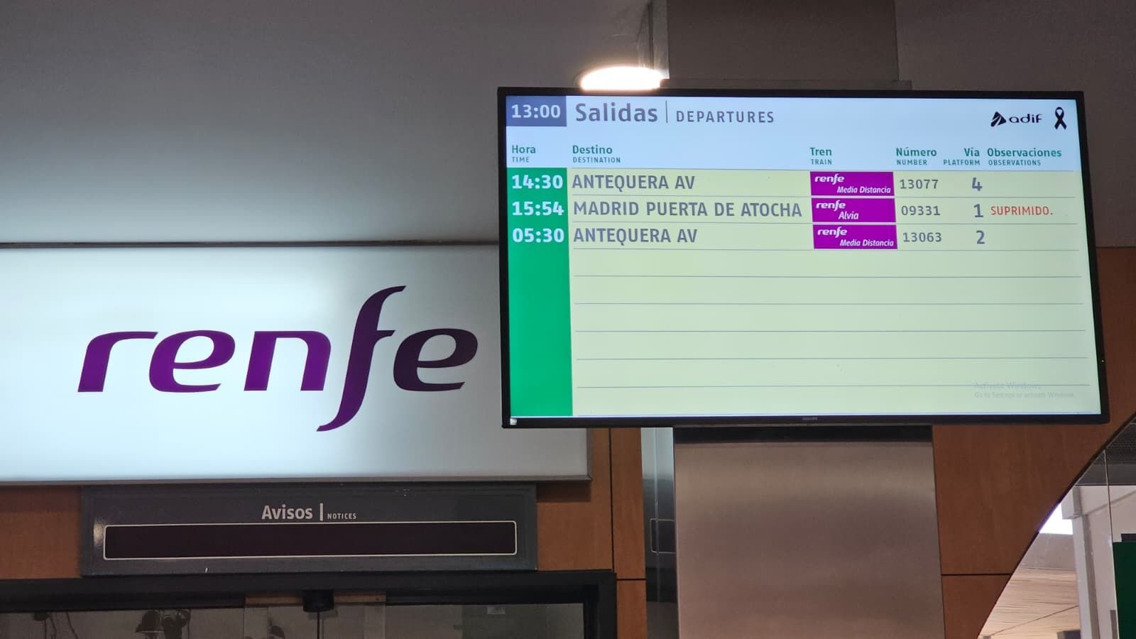 El anuncio de la suspensión del tren de Algeciras a Madrid, este lunes.