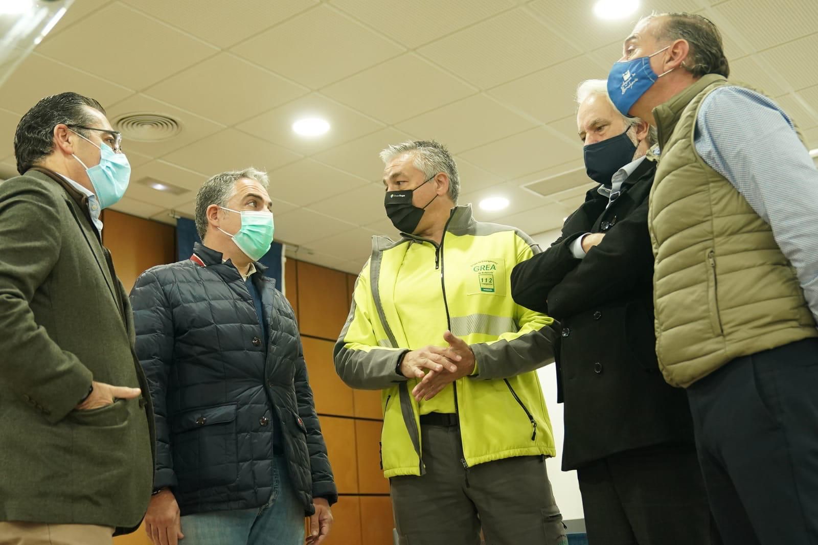 Bendodo dialoga con uno de los responsables del GREA.