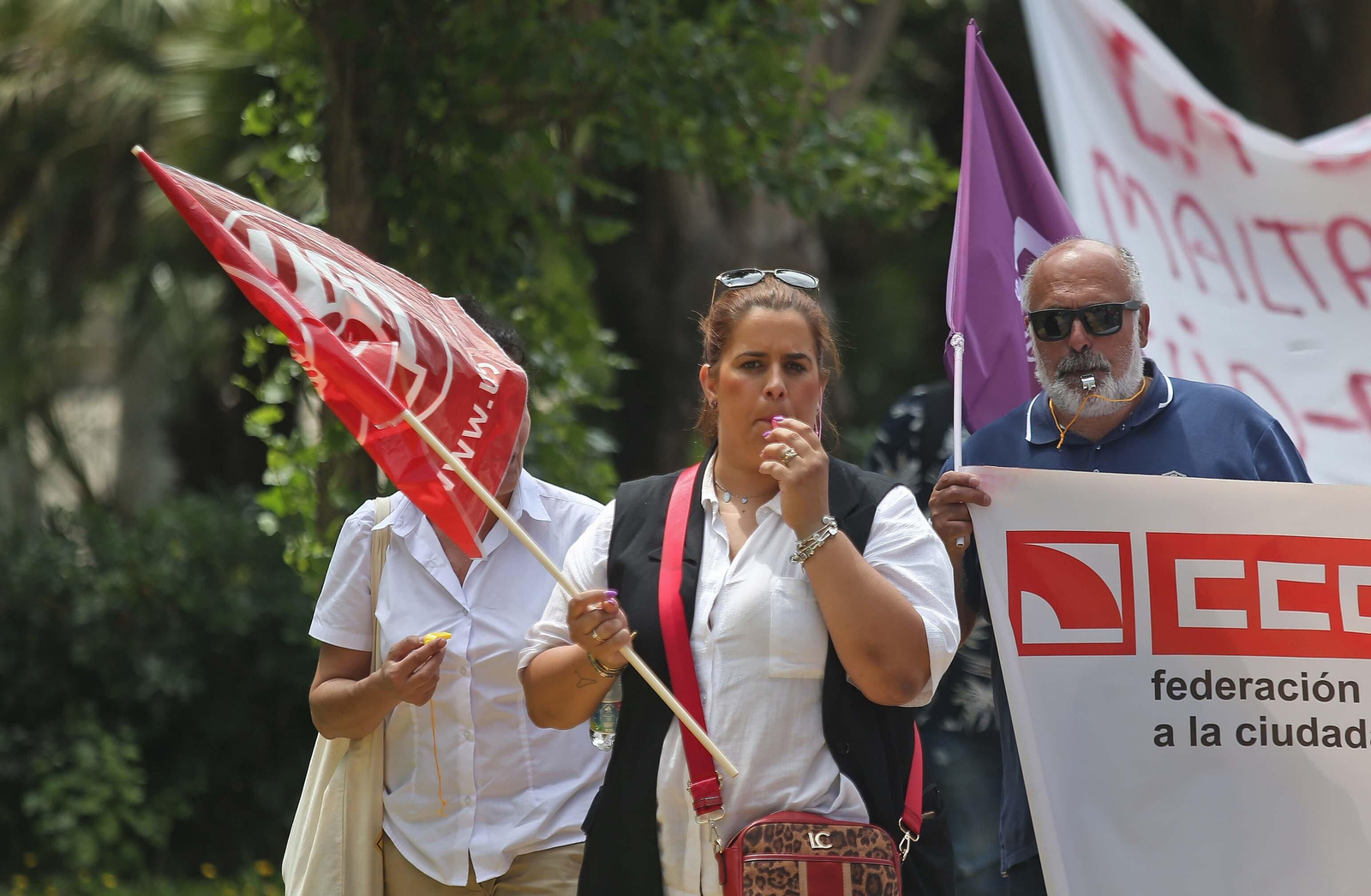 La manifestación de la plantilla de la residencia de Tiempo Libre de La Línea, en imágenes