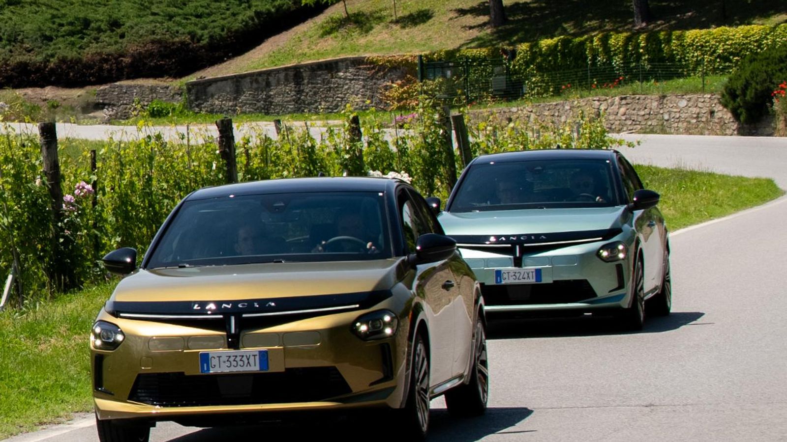 Los aletines tienen como objetivo ensanchar la carrocería que, en el caso de las versiones eléctricas, tienen las entradas de aire por encima de la matrícula cerradas.