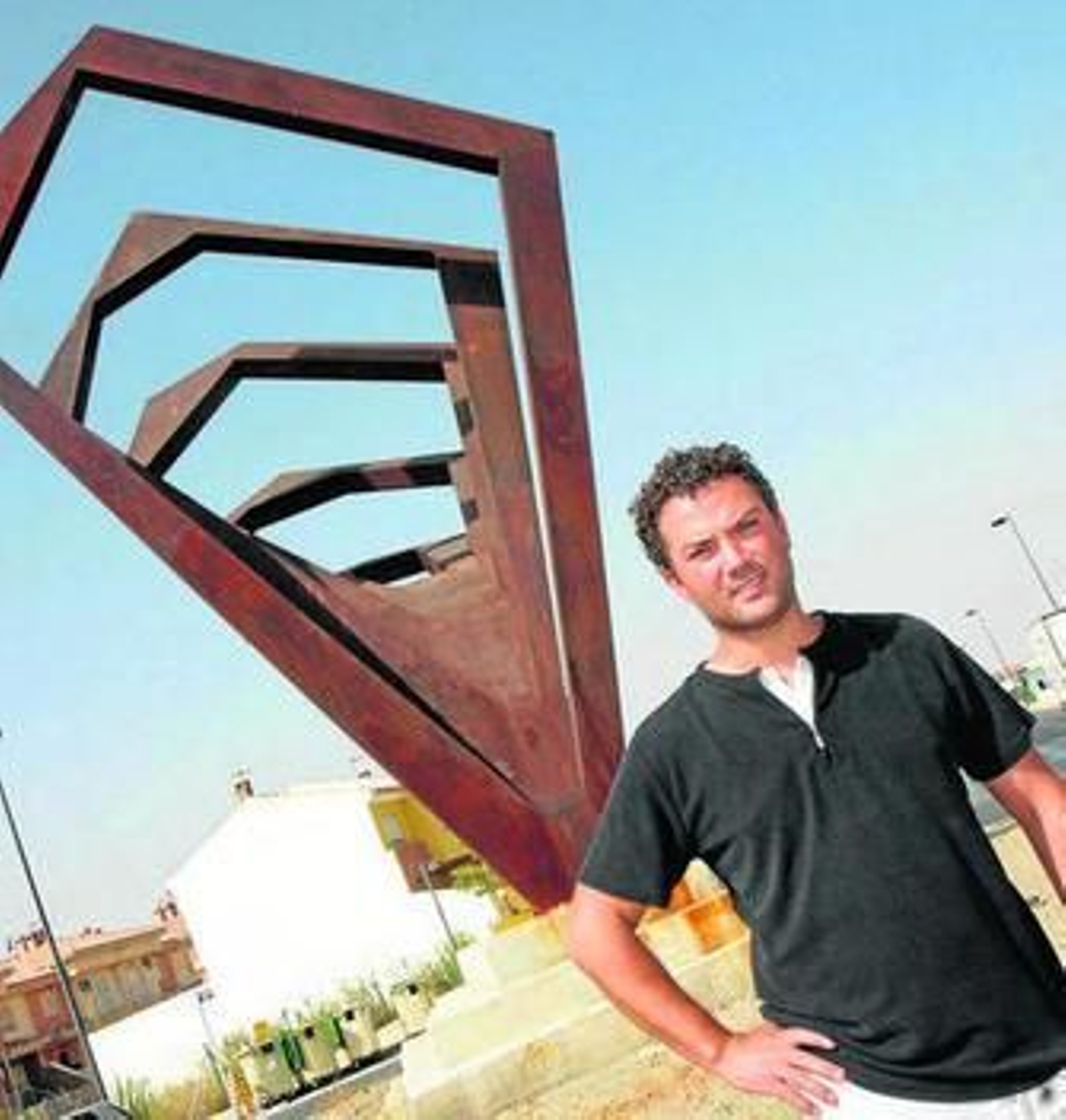 El creador granadino, junto a una de sus obras.