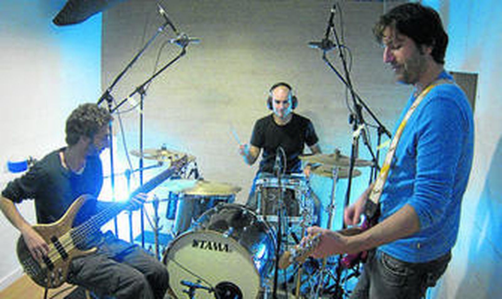 El grupo el pasado viernes durante la grabación de su disco en Fusible Estudio.