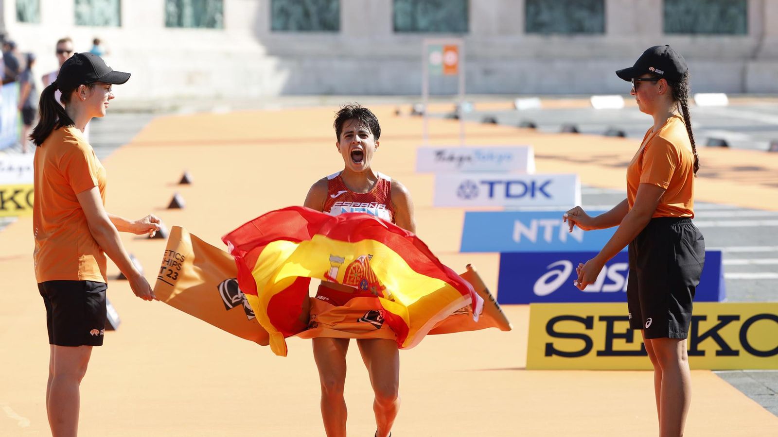 María Pérez entra eufórica en la meta de Budapest.