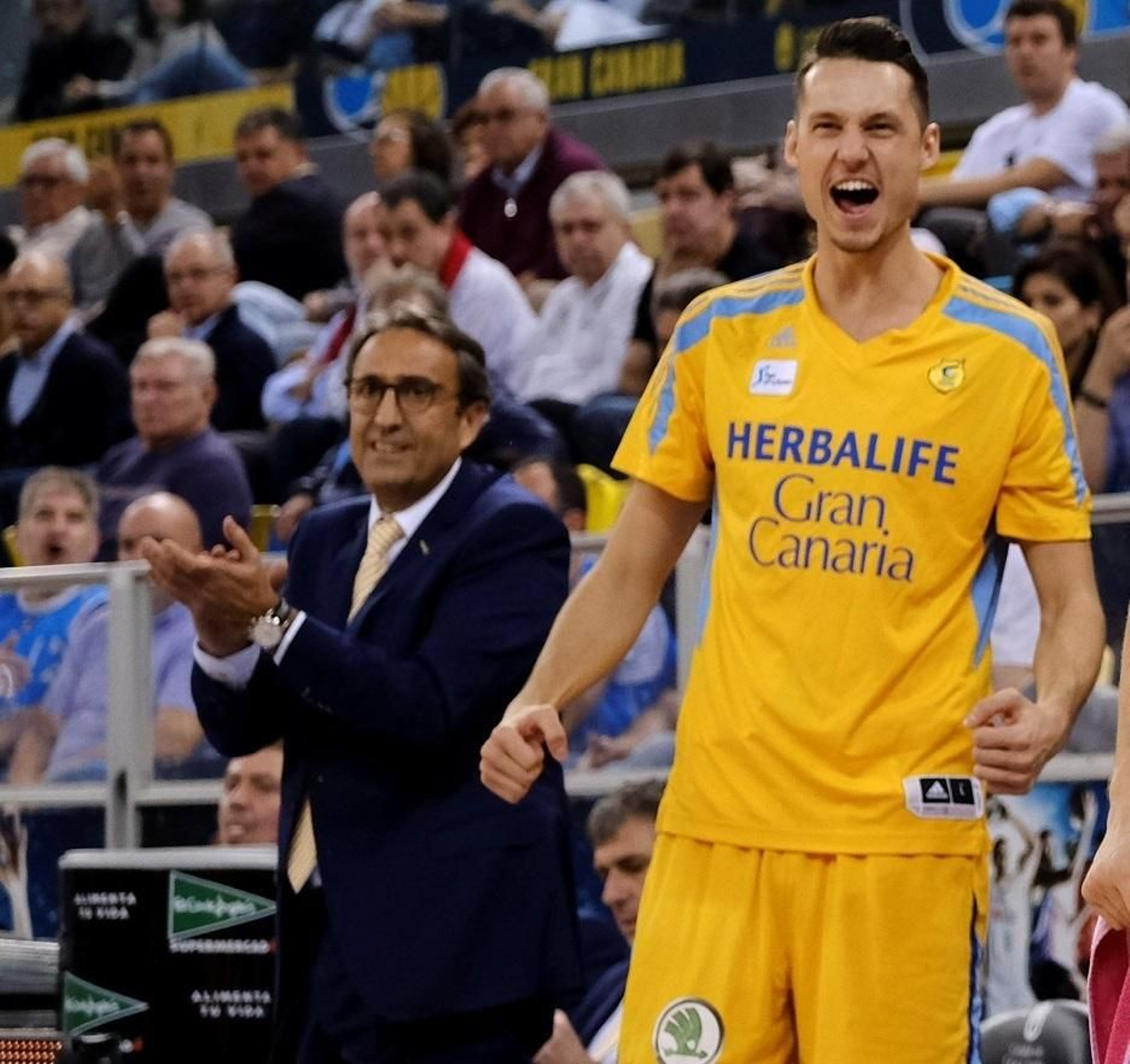 Marcus Eriksson celebra con Luis Casimiro al fondo.