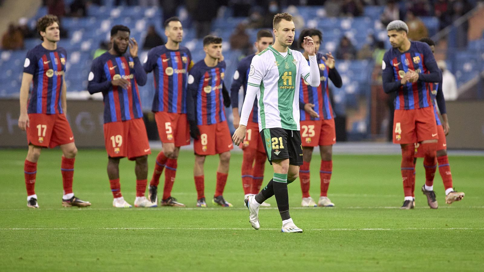 Loren se dispone a lanzar su penalti.