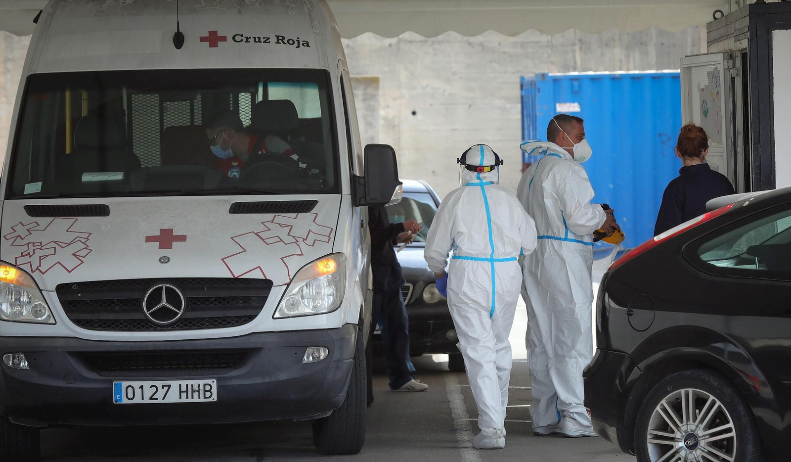 Este miércoles se ha registrado una mayor afluencia de vehículos en el autocovid del hospital de Jerez.