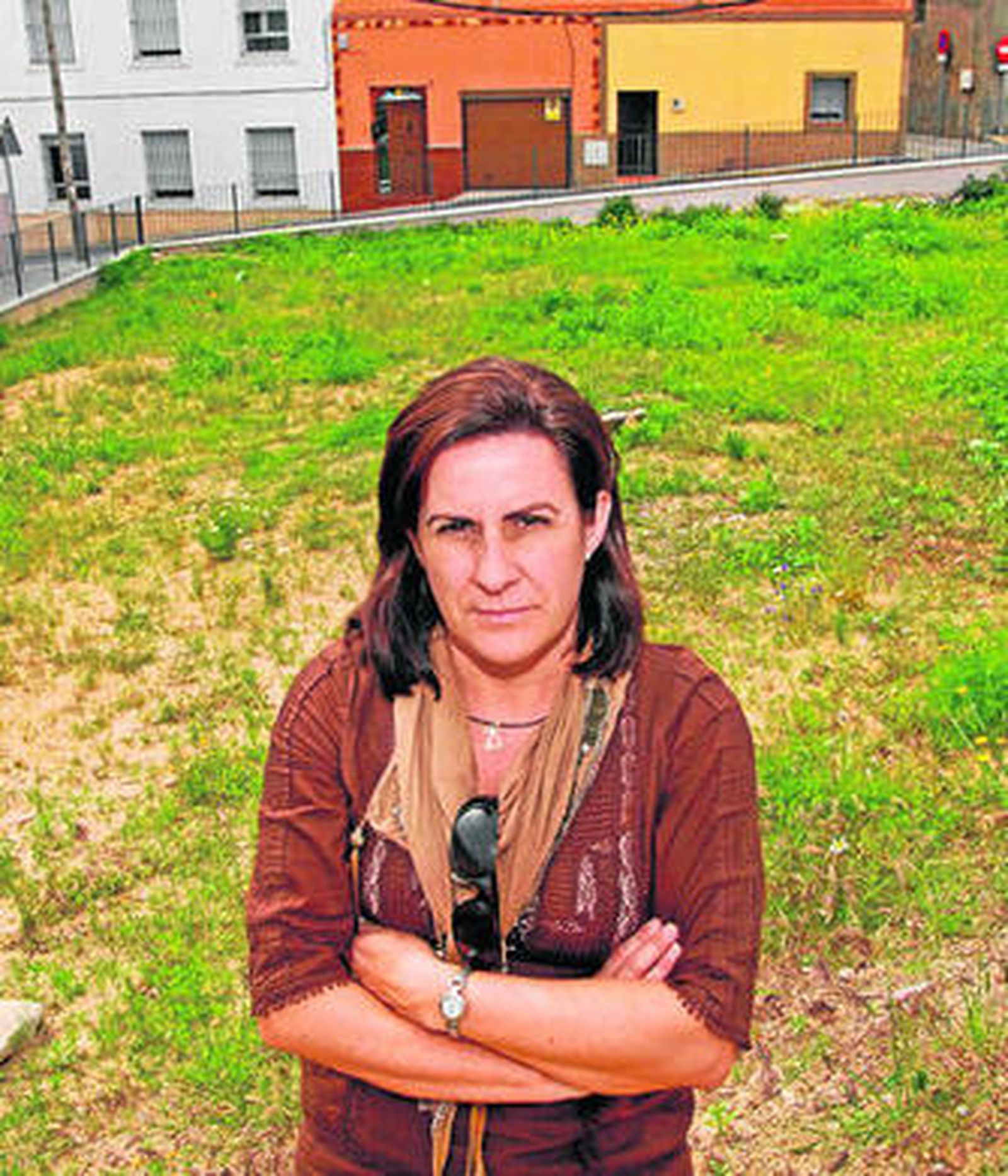 Paloma Bueno posa en el solar donde aparecieron los restos.