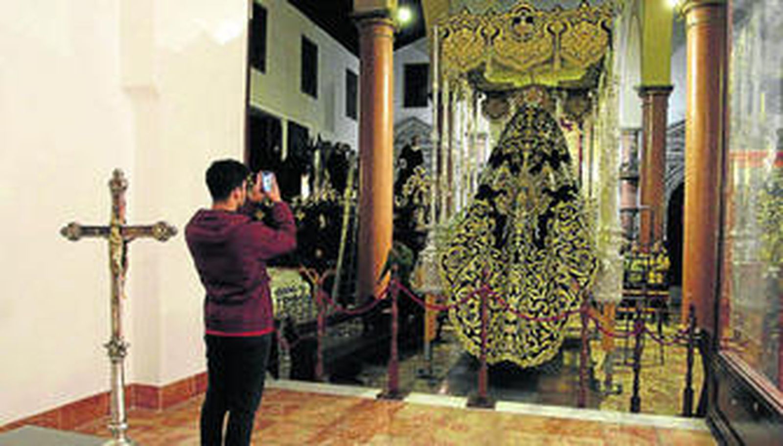 La Virgen del Rocio, en su paso de palio, con el nuevo manto bordado que estrena hoy.