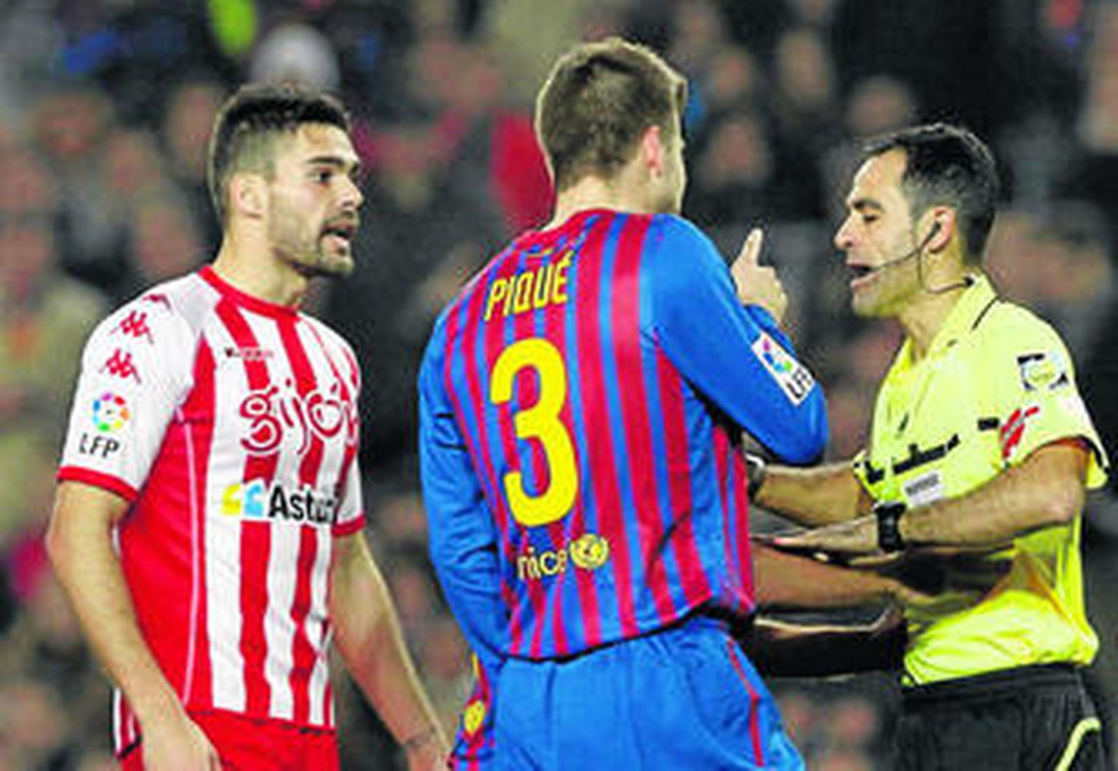 Piqué discute con Velasco Carballo tras ver la roja el pasado sábado.