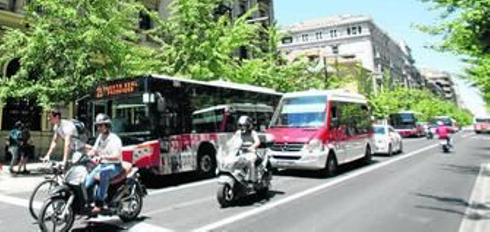 Decenas de ciclistas eligen cada día la Gran Vía para atravesar la ciudad.