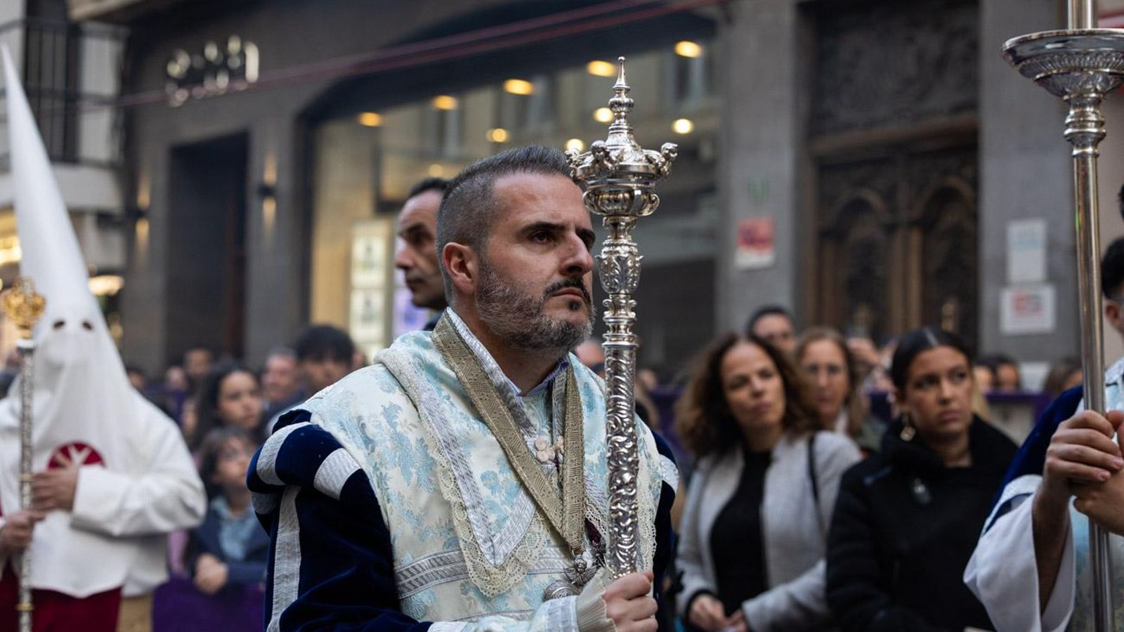 Los cofrades se rinden ante los grandes pasos de misterio del Lunes Santo