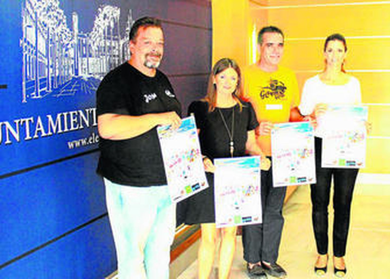 Concejalas y representantes de la empresa organizadora, ayer, durante la presentación de las jornadas.