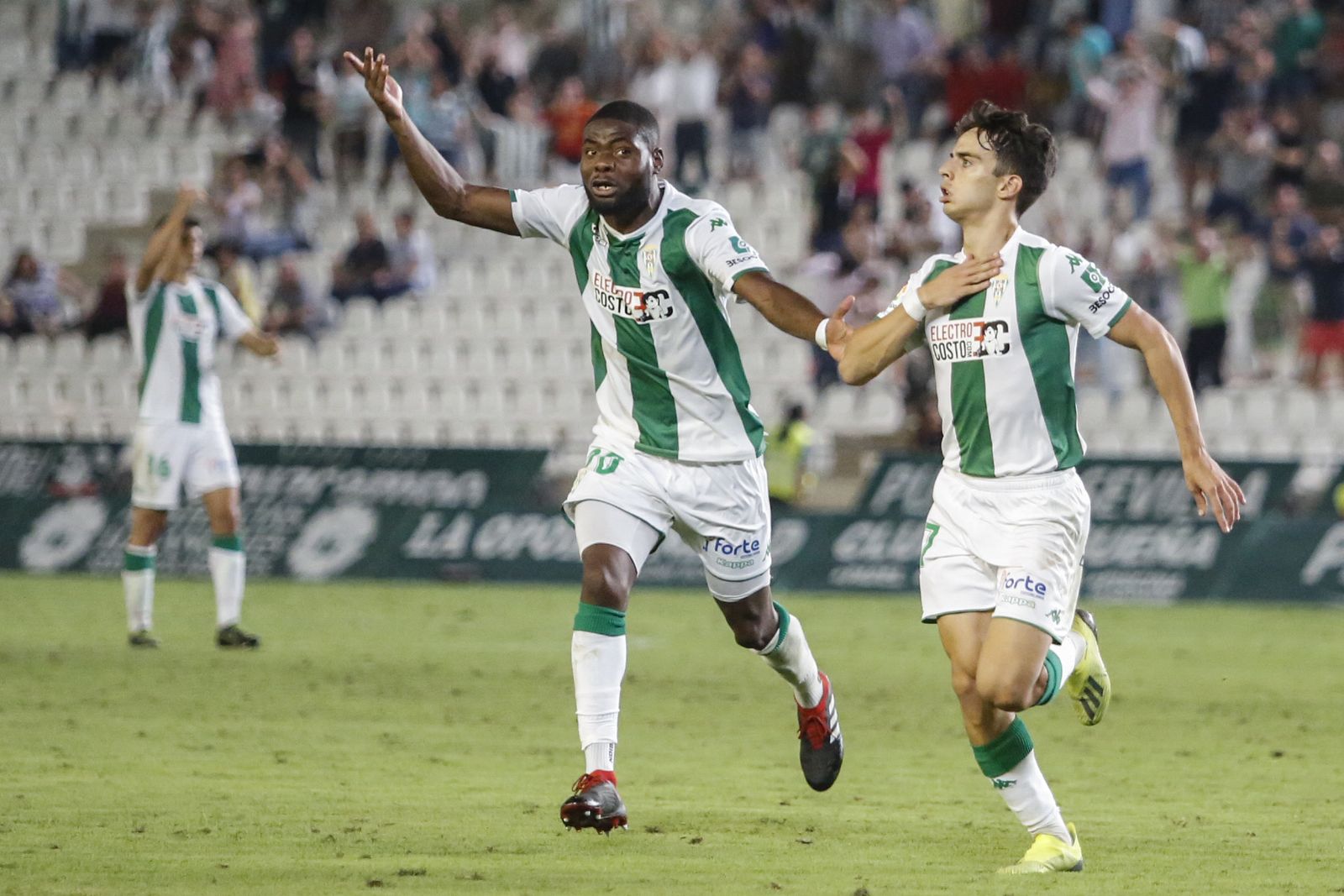 Álvaro Aguado celebra el gol logrado ante el Tenerife.