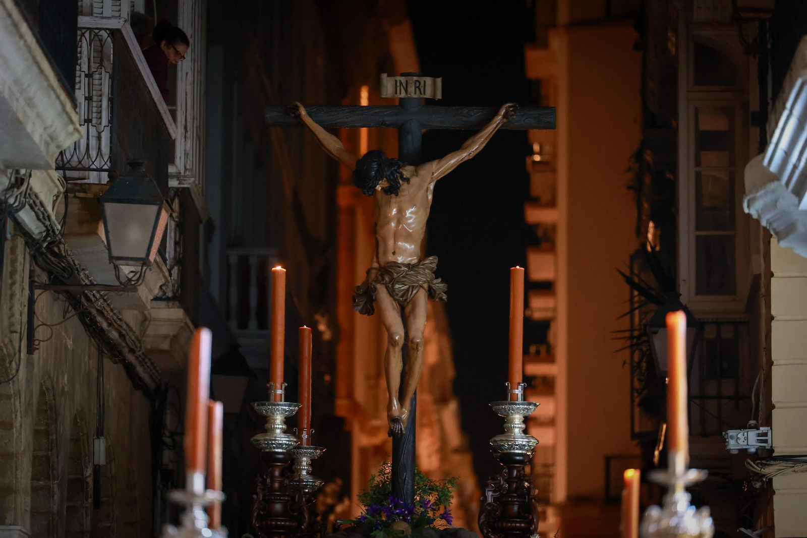 Imágenes de la salida de Buena Muerte en la Semana Santa de Cádiz 2025