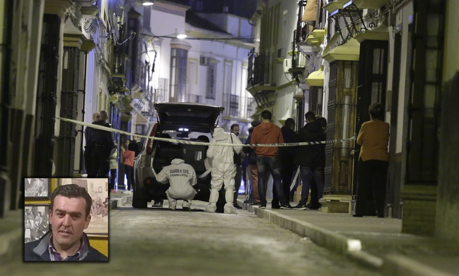 La calle de la vivienda del crimen, acordonada. En el margen inferior izquierdo, el presunto asesino.