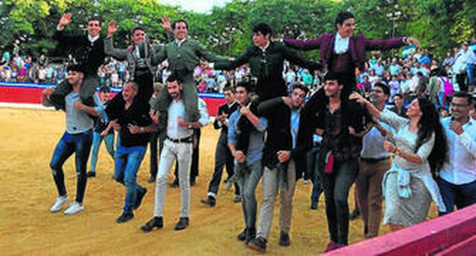 El ganadero y matador de toros Juan Pedro Galán, a hombros con los alumnos tras la clase práctica en Chapín.