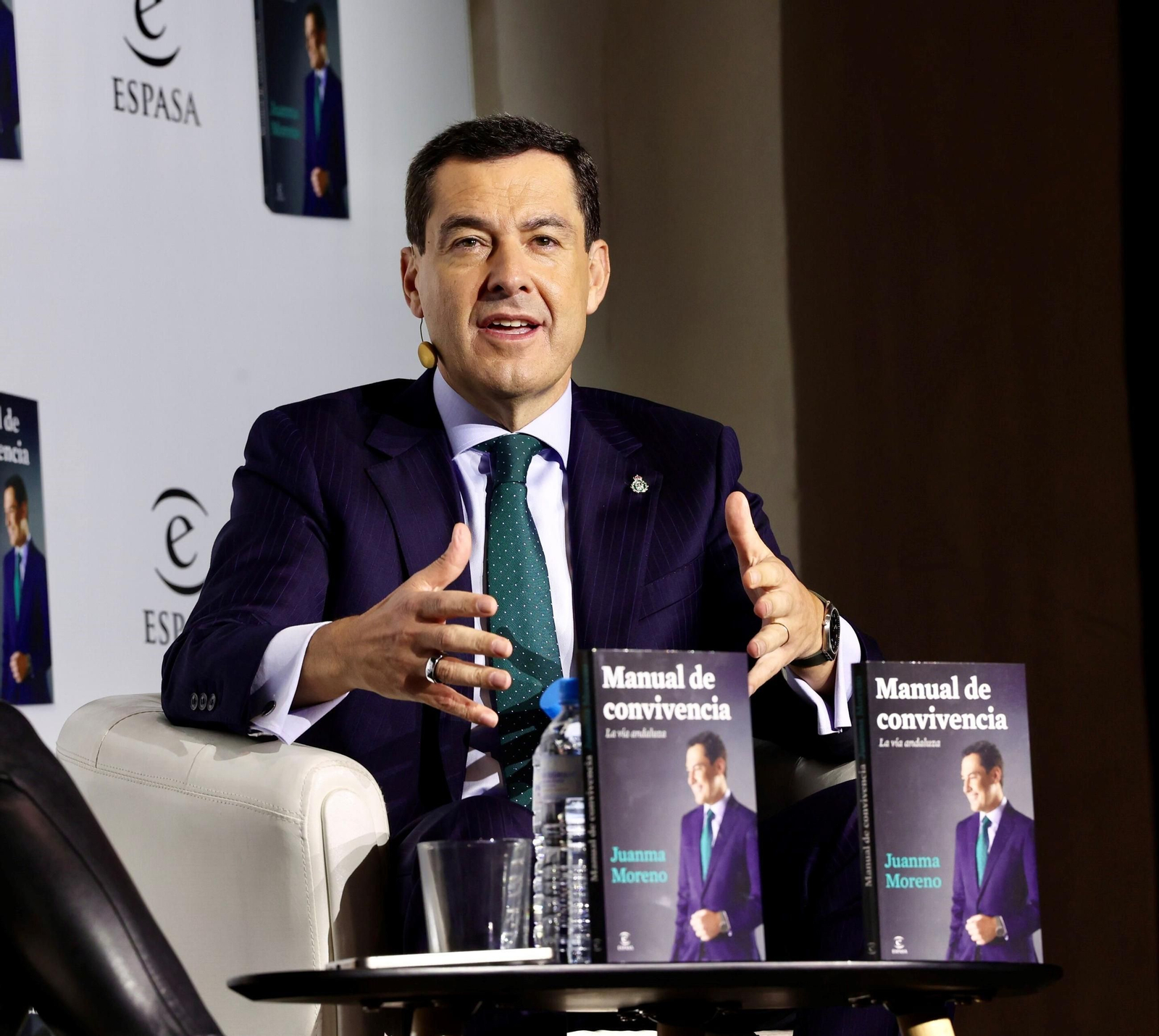 Las fotos de la presentación de libro de Juanma Moreno