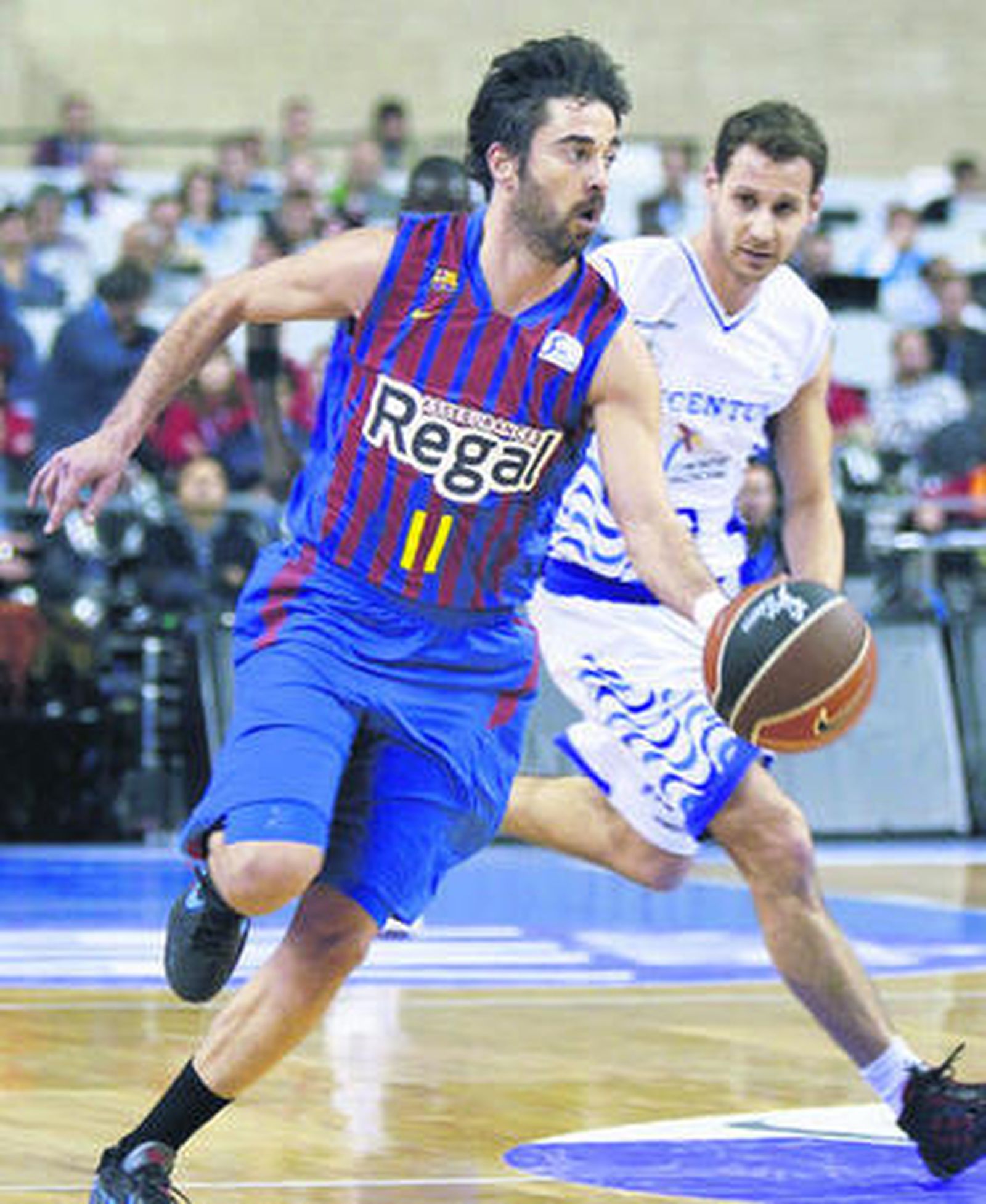 Navarro sube la pelota perseguido por Llompart.