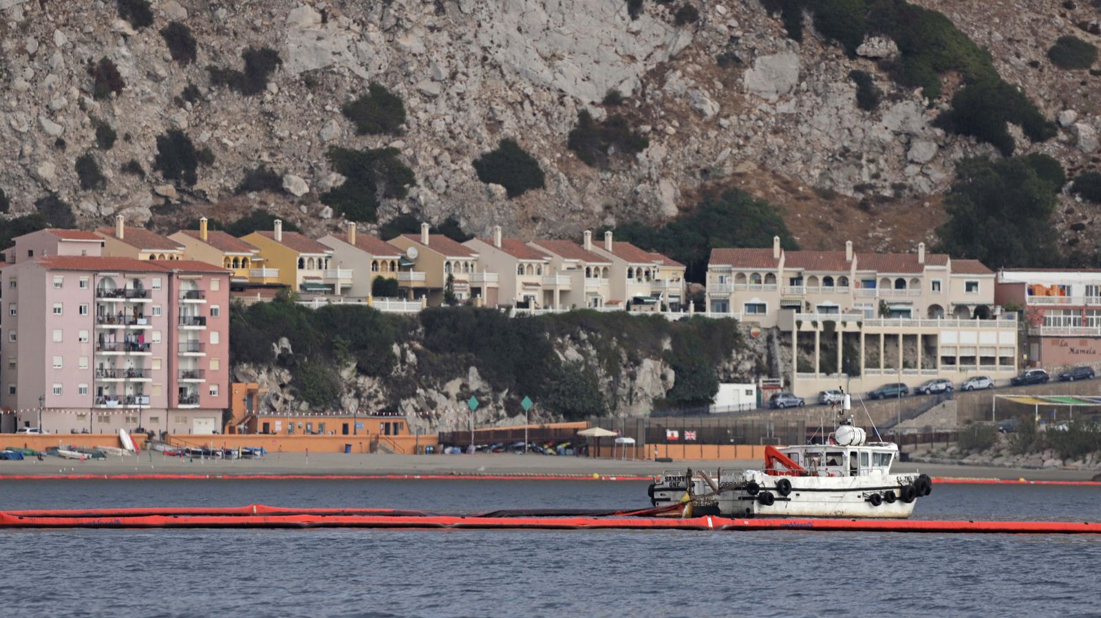 Fotos del buque hundido en Gibraltar y vertido en la playa de Poniente de La Línea