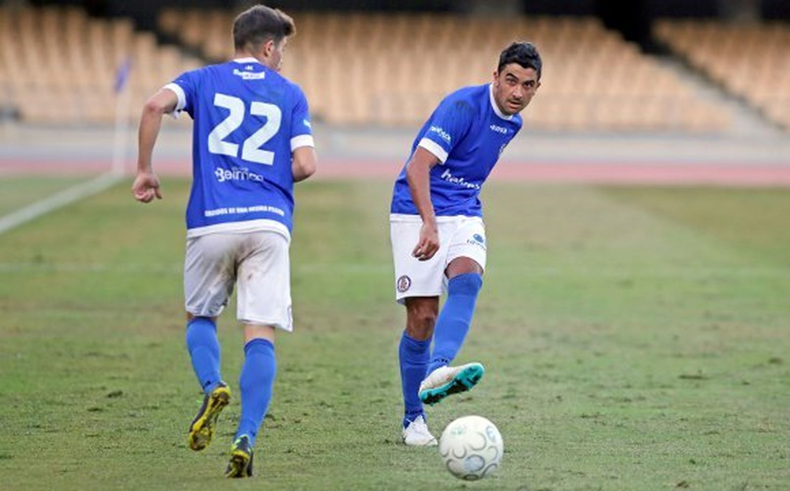 David Orihuela ejecuta un pase con la pierna izquierda -la menos buena- en un partido de esta temporada./Manuel Aranda